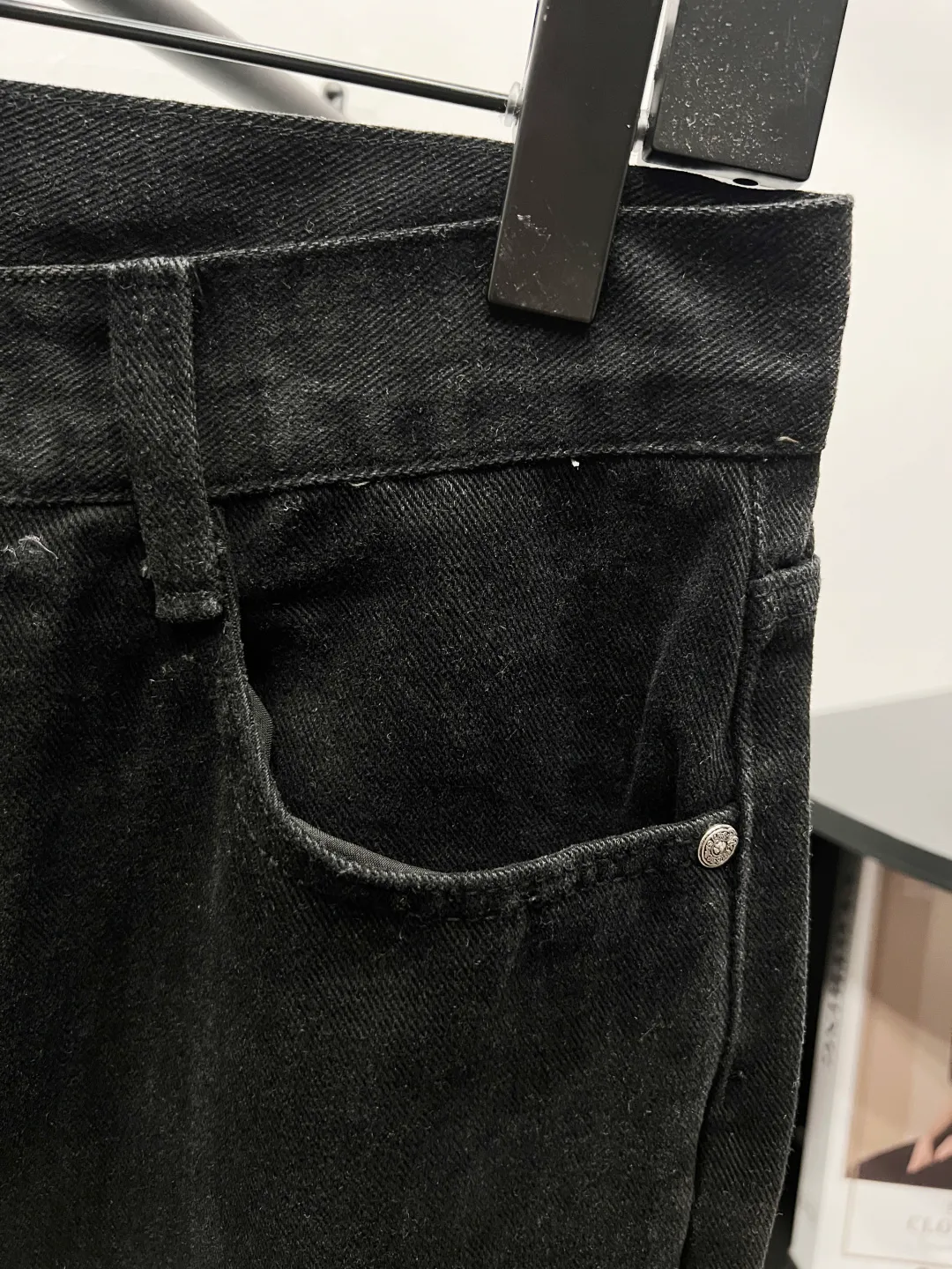 P210 Chrome Hearts Solid color black logo letter logo micro-flared straight-leg men's and women's jeans trousers Super modified leg shape A pair of magic pants with leg-drawing effect Chrome Hearts original washed stretch fabric Customized hardware logo Color: black Size: 28 30 32 34